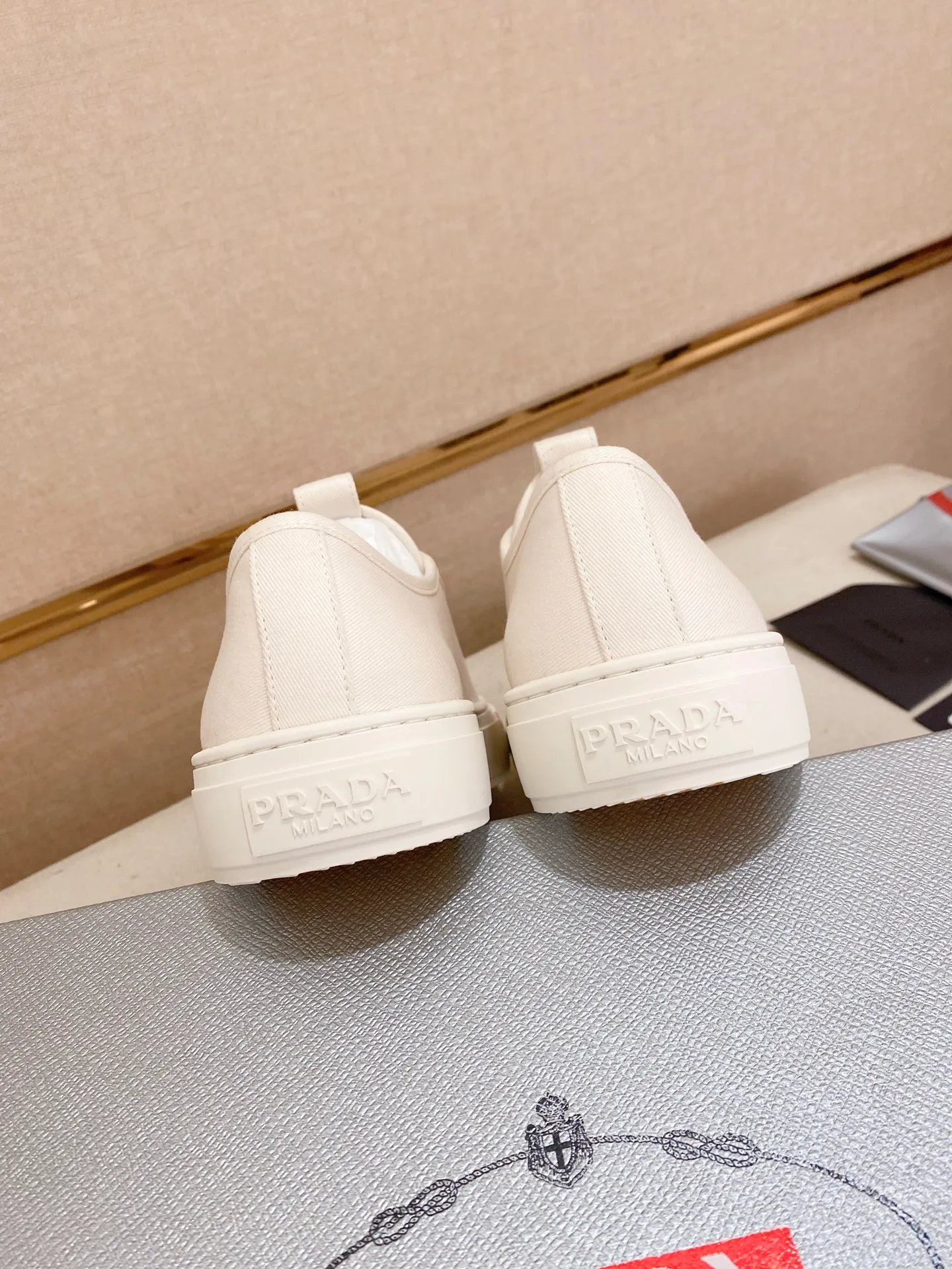Factory price 580💰 ✔️✔️✔️High version High-quality new PRADA counters are on the market at the same time. The new men's shoes and 😘fabrics are selected from first-layer cowhide and are made by pure handicrafts. Lining: Full cowhide lining. 👍🏿 High-end ☄️ air-cushion molded anti-slip rubber outsole, exquisite lines, simple and elegant, comfortable and high-end for leisure travel. Code number: 38 to 44 (45 can be customized)